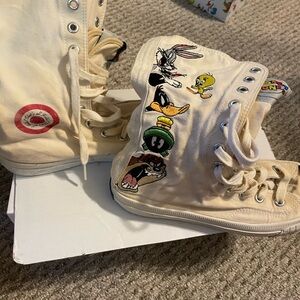 Converse Sneakers w/Looney Tunes Cartoon Embroidered characters.
Vintage (1995).